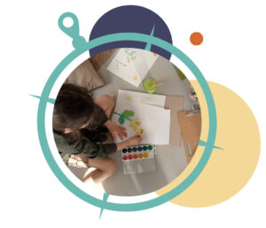 Enfant en train de dessiner